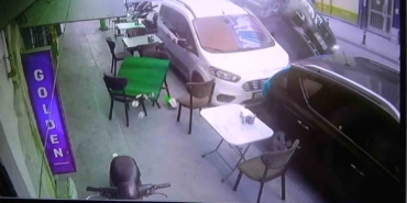 Yalova’da park halindeki araçlara çarpan cip yan yattı