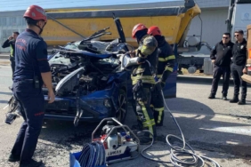 D-100’de otomobil tıra arkadan çarptı