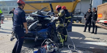 D-100’de otomobil tıra arkadan çarptı