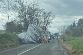 Saman yüklü tır devrildi: 1 yaralı