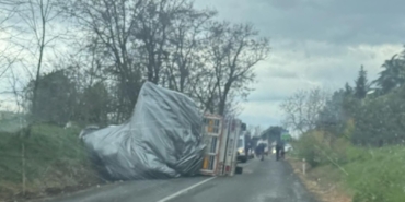Saman yüklü tır devrildi: 1 yaralı