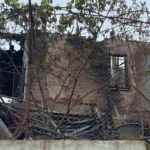 Cenazeye giden ailenin evi alevlere teslim oldu