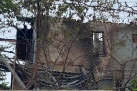 Cenazeye giden ailenin evi alevlere teslim oldu