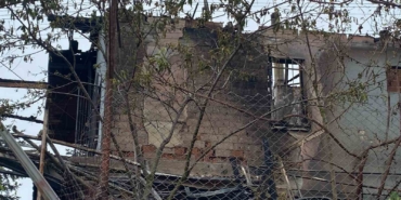 Cenazeye giden ailenin evi alevlere teslim oldu