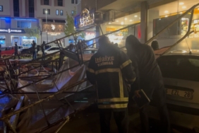 Şiddetli rüzgar bina tadilatı için kurulan iskeleyi devirdi, 3 araç zarar gördü