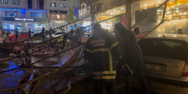Şiddetli rüzgar bina tadilatı için kurulan iskeleyi devirdi, 3 araç zarar gördü