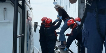 Bozcaada açıklarında yolcu gemisinde kolu kırılan yolcu tahliye edildi