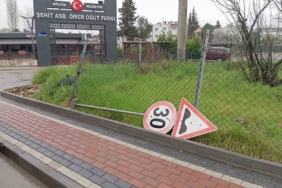 Trafik ve yol levhalarının onarımı yapılıyor