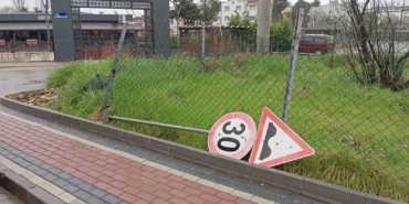 Trafik ve yol levhalarının onarımı yapılıyor