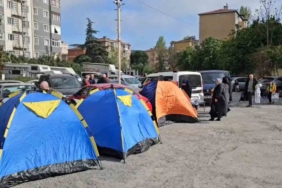 Depremin ardından vatandaşlar park ve bahçelere çadır kurdu