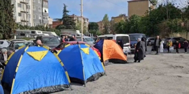 Depremin ardından vatandaşlar park ve bahçelere çadır kurdu