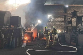 Balıkesir’de işyerinde çıkan yangını yakıt depolarına sıçramadan önlendi