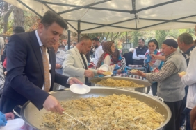 Cami çıkışı binlerce kişiye ‘Şifalı Pilav’ ikram ettiler