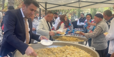 Cami çıkışı binlerce kişiye ‘Şifalı Pilav’ ikram ettiler