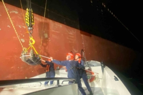 Bozcaada açıklarında ticari gemide spiral makinesinden kopan parça ile yüzünden yaralanan mürettebatın tıbbi tahliyesi gerçekleştirildi