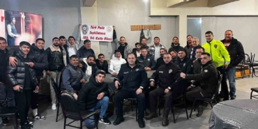 Sandalyeler havada uçuştu, kavga bir anda kutlamaya döndü