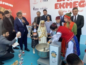 Esenler’de 8 ülkeden gelen çocuklar barış ekmeği pişirdi