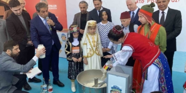 Esenler’de 8 ülkeden gelen çocuklar barış ekmeği pişirdi