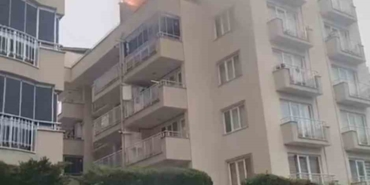 Bursa’da 5 katlı binanın çatısı alevlere teslim oldu