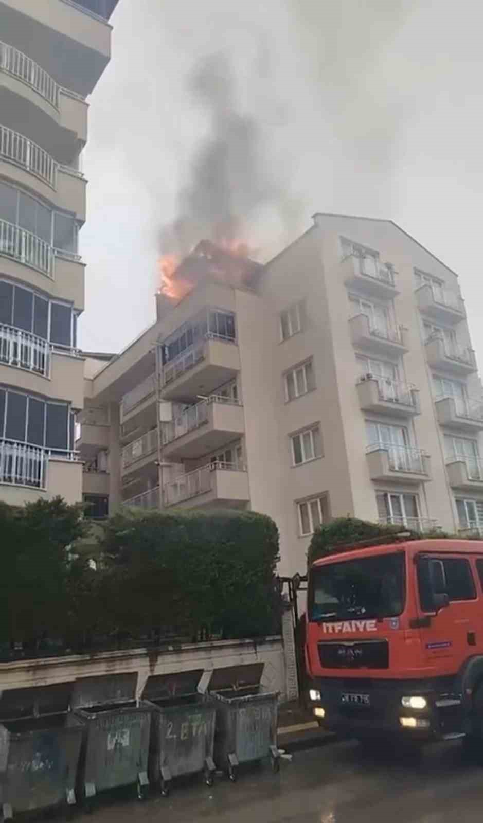 Bursa’da 5 katlı binanın çatısı alevlere teslim oldu