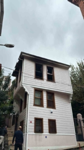 Sarıyer’de ahşap binada korkutan yangın: Muhtar yangını canlı yayınla duyurdu