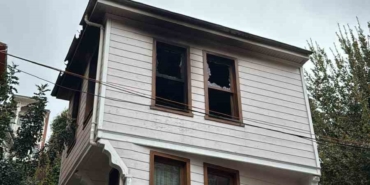 Sarıyer’de ahşap binada korkutan yangın: Muhtar yangını canlı yayınla duyurdu