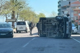 Otomobile çarpan araç yan yattı