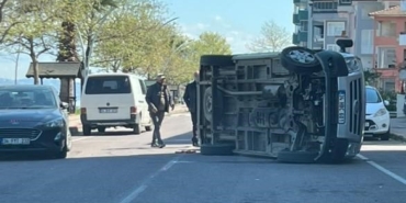 Otomobile çarpan araç yan yattı