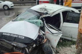 Adapazarı’nda ağaca çarpıp hurdaya dönen otomobildeki 2 kişi yaralandı