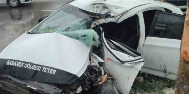 Adapazarı’nda ağaca çarpıp hurdaya dönen otomobildeki 2 kişi yaralandı