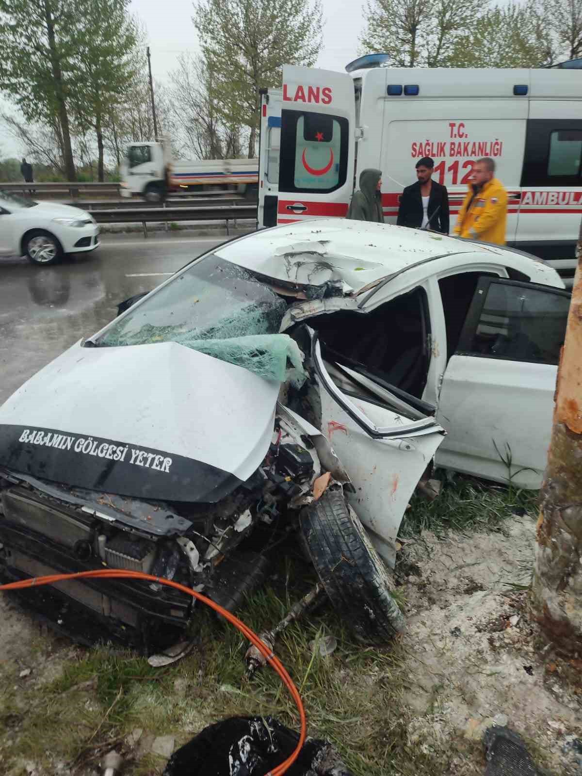 Adapazarı’nda ağaca çarpıp hurdaya dönen otomobildeki 2 kişi yaralandı