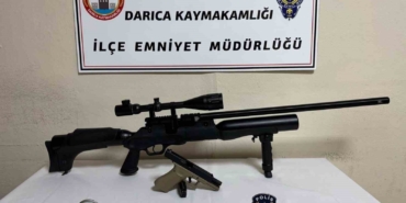 Üzerinden tüfek ve tabanca çıktı