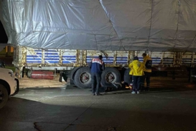 Arızalanan tırı tamir etmek için altına girdi, lastiğin altında kalarak can verdi