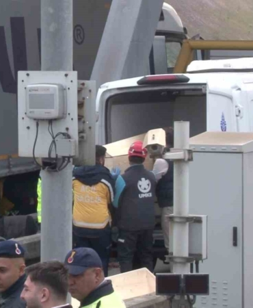 Kuzey Marmara Otoyolu’ndaki kazada hayatını kaybedenlerin cenazeleri morga kaldırıldı