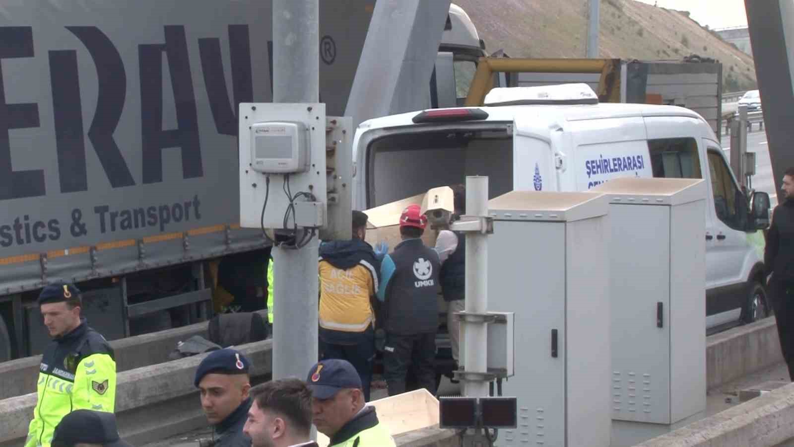 Kuzey Marmara Otoyolu’ndaki kazada hayatını kaybedenlerin cenazeleri morga kaldırıldı