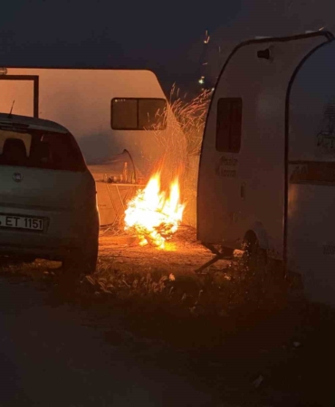 Deprem sonrası vatandaşlar karavanda ve parklarda geceliyor
