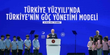 Cumhurbaşkanı Erdoğan: "Son 10 yılda 72 binden fazla insan göç yollarında hayatlarını kaybetti. Nice insanın hayatı insan tacirlerinin kanlı ellerinde solup gitti."