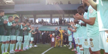 Esenler Erokspor, Süper Lig’e yükselen Kocaelispor’u alkış ve çiçekle karşıladı