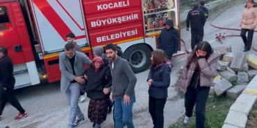 Yaşlı kadın alevlerin arasından son anda kurtarıldı