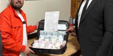 Para dolu çanta sahibine ulaştırıldı