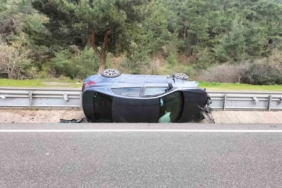 Balıkesir’de kontrolden çıkan otomobil devrildi: 2 yaralı