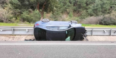 Balıkesir’de kontrolden çıkan otomobil devrildi: 2 yaralı