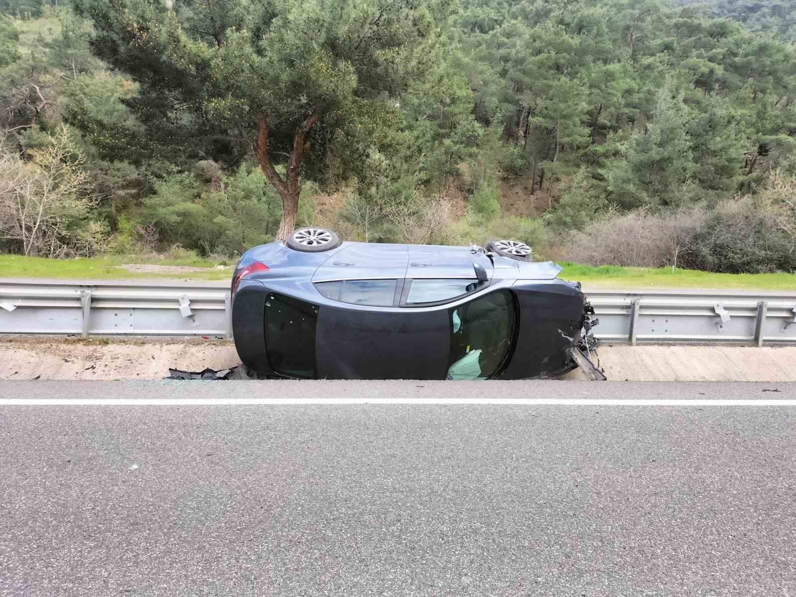 Balıkesir’de kontrolden çıkan otomobil devrildi: 2 yaralı