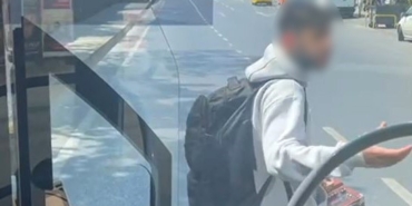 Mecidiyeköy’de yolun ortasında otobüse binmek isteyen yolcu ortalığı birbirine kattı