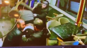 Pastanede küfürlü konuştuğu için uyarılan şahıslar, işletme sahibi ve arkadaşlarını darp etti