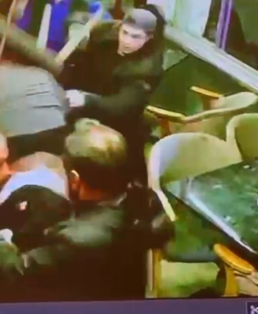 Pastanede küfürlü konuştuğu için uyarılan şahıslar, işletme sahibi ve arkadaşlarını darp etti