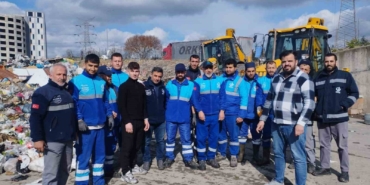 Bağcılar’da bir esnafın yanlışlıkla çöpe attığı 100 bin lirayı belediye ekipleri buldu