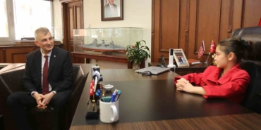 Başkan Sezer, koltuğunu Aslı’ya devretti