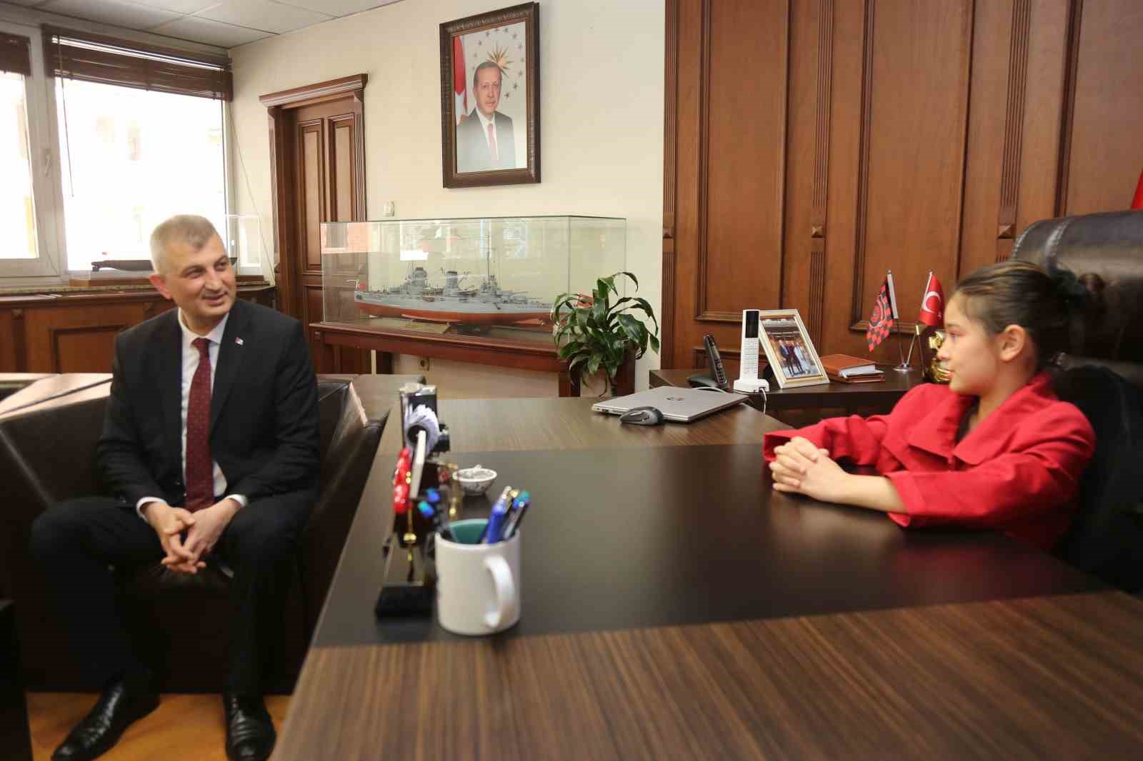 Başkan Sezer, koltuğunu Aslı’ya devretti