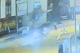 Otomobil ile çarpışan motosiklet sürücüsü ağır yaralandı: Kaza anı kamerada